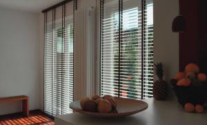 Стандартный горизонтальные жалюзи HOLIS дерево